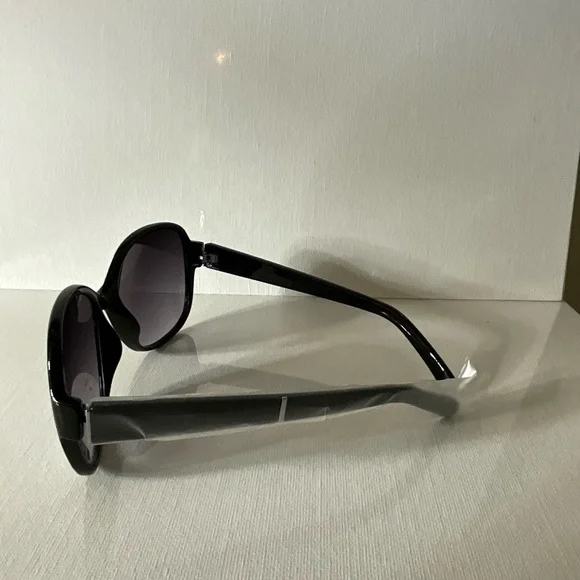 Elegant Black Sunglasses - Picture 5 of 5